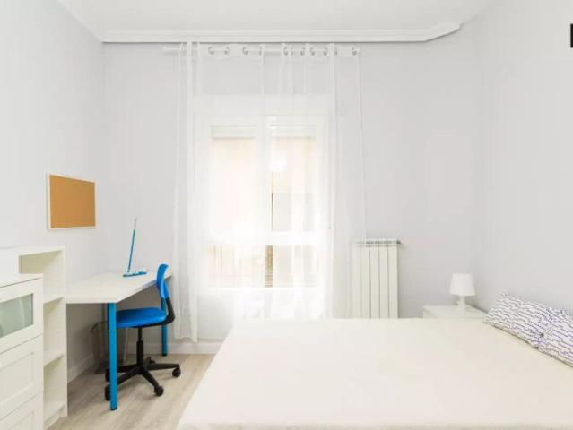 Room for rent with shelving in 5 bedroom apartment, Malasaña
