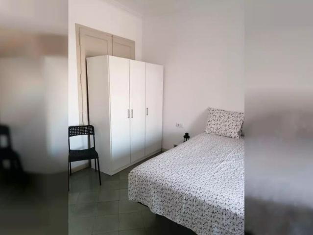 Room for rent with private terrace in 9 bedroom apartment in Eixample Esquerra Females only