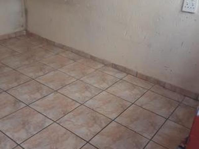 room for rental in ebony park with t.