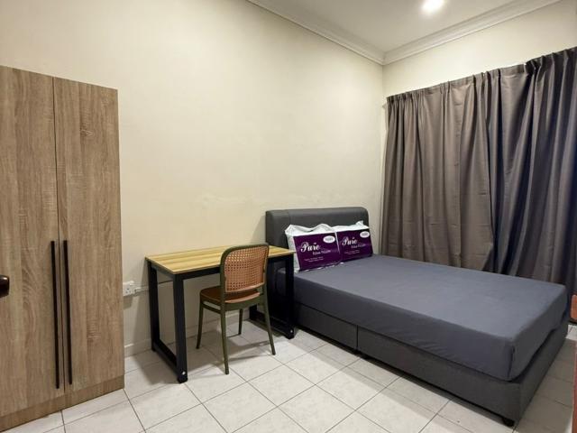 Room For RentMaster Room at Taman Johor Jaya, Johor Bahru