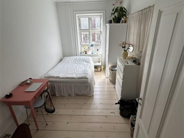 Room in my beautiful 3 bedroom appartment in Frederiksberg