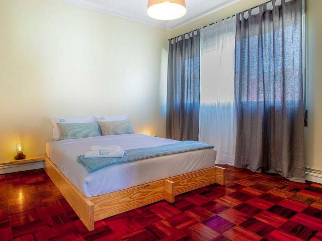 Room in a 10 bedroom house in Rua de Pedro Hispano, Porto
