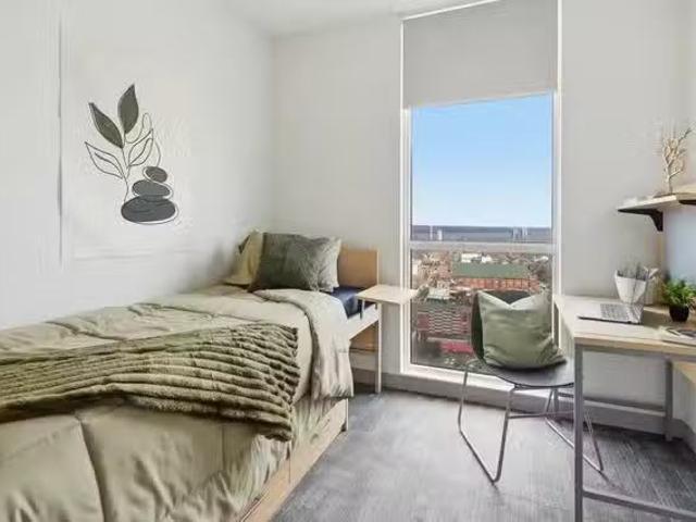 Room in a 2 Bedroom 1 Bathroom The Momac