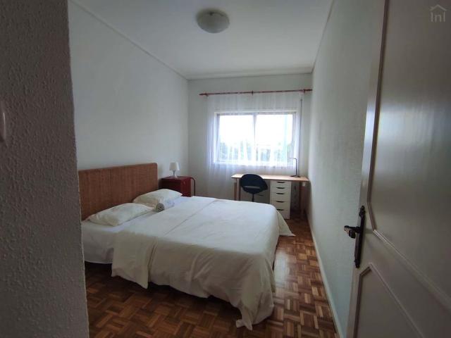 Room in a 4 bedroom apartment in Rua de Miguel Bombarda, Porto