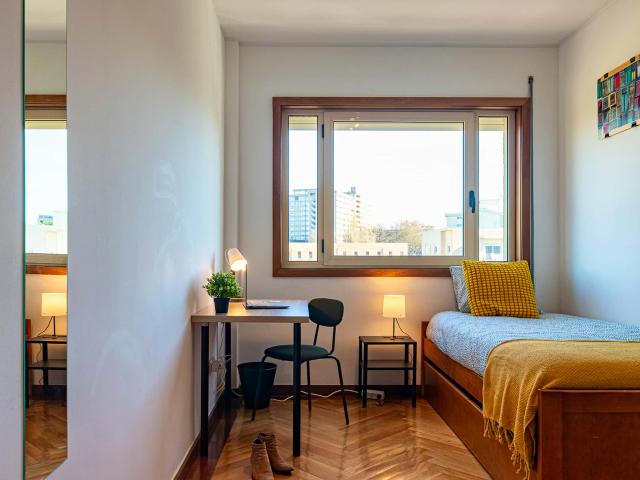 Room in a 5 bedroom apartment in Rua de São Tomé, Porto Room 1