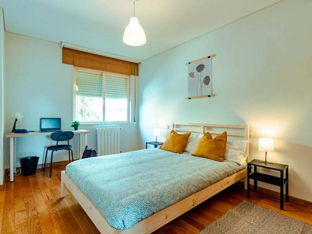 Room in a 6 bedroom apartment in Rua da Bouça, Porto Room 5