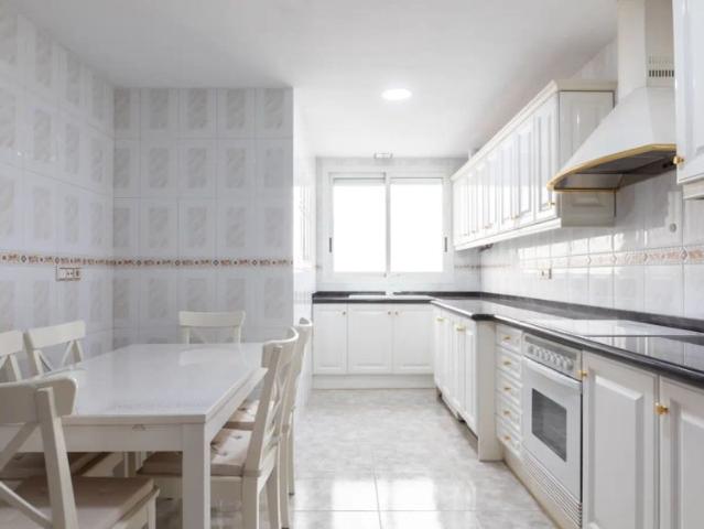 Room in a shared apartment for rent in La Gran Vía. Professionals and students only