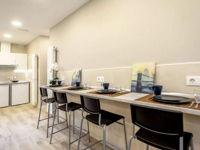 Room in a shared 14 bedroom apartment for rent in Numancia