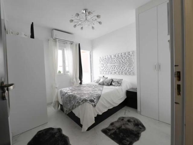 Room in a shared 16 bedroom apartment for rent in Puerta del Ángel