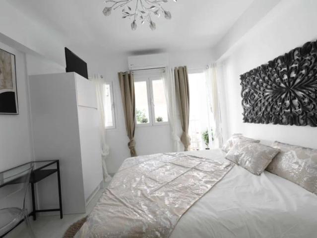 Room in a shared 16 bedroom apartment for rent in Puerta del Ángel