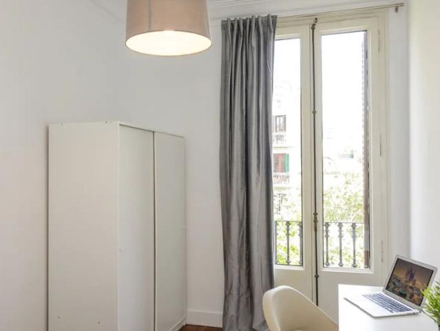 Room in a shared 16 bedroom apartment for rent in Sant Antoni, professionals and students only