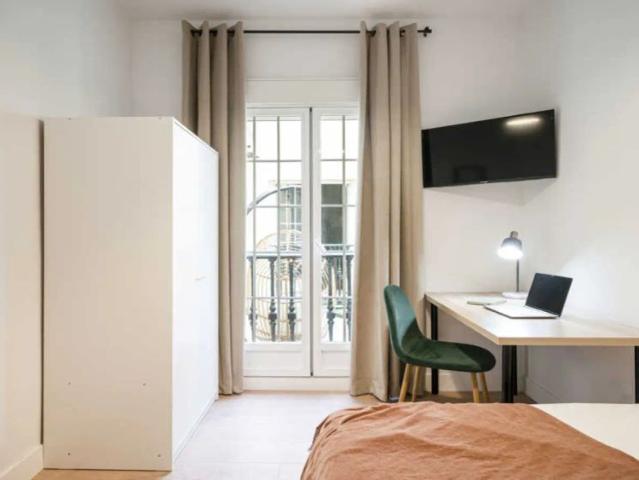 Room in a shared 16 bedroom apartment for rent in Sol, all bills included