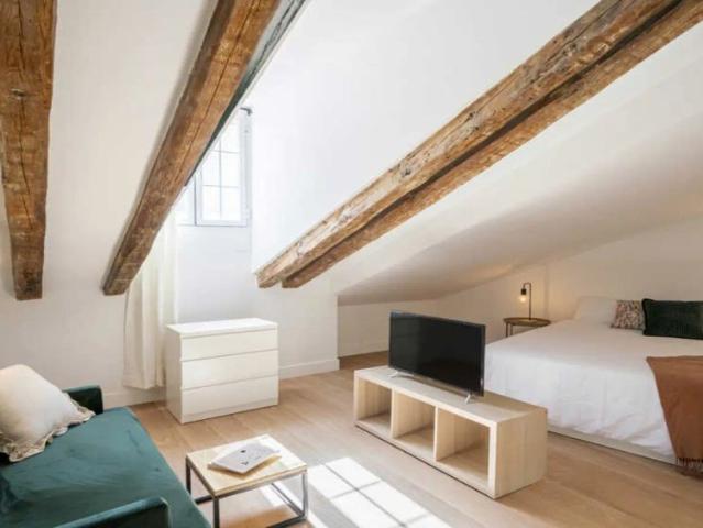 Room in a shared 16 bedroom apartment for rent in Sol, all bills included