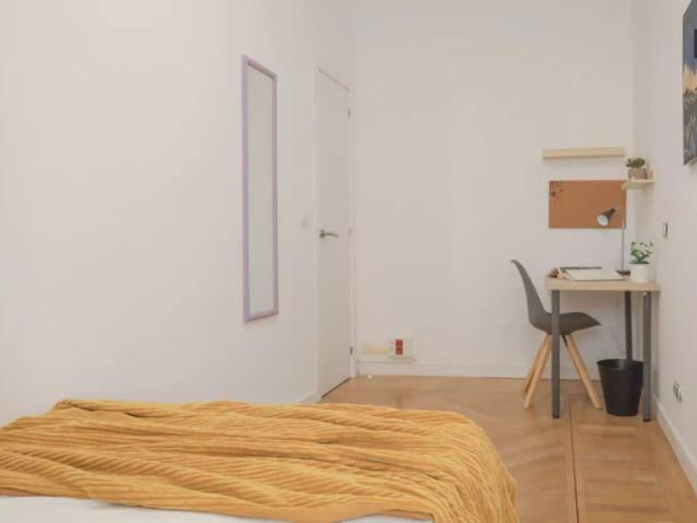 Room in a shared 18 bedroom apartment for rent in Argüelles, Madrid