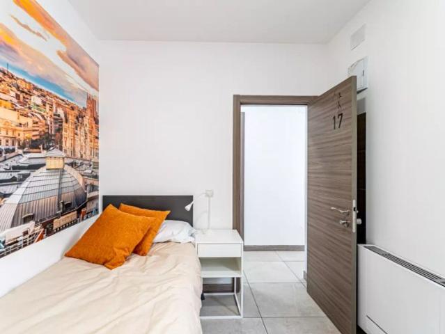 Room in a shared 18 bedroom apartment for rent in Sol, all bills included