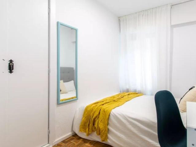 Room in a shared 10 bedroom apartment for rent in Estrella, perfect for professionals
