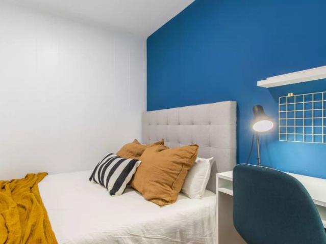 Room in a shared 10 bedroom apartment for rent in Estrella, perfect for professionals