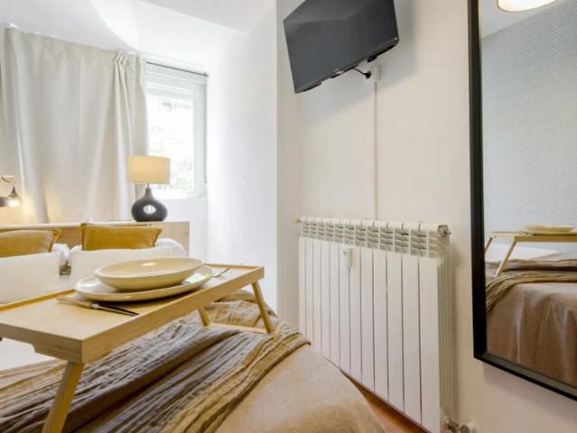 Room in a shared 10 bedroom apartment for rent in Guindalera