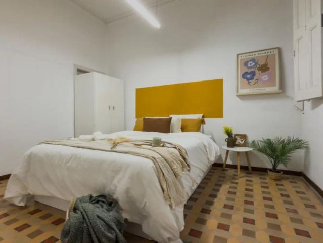 Room in a shared 10 bedroom apartment for rent in la Dreta de l'Eixample, professionals only