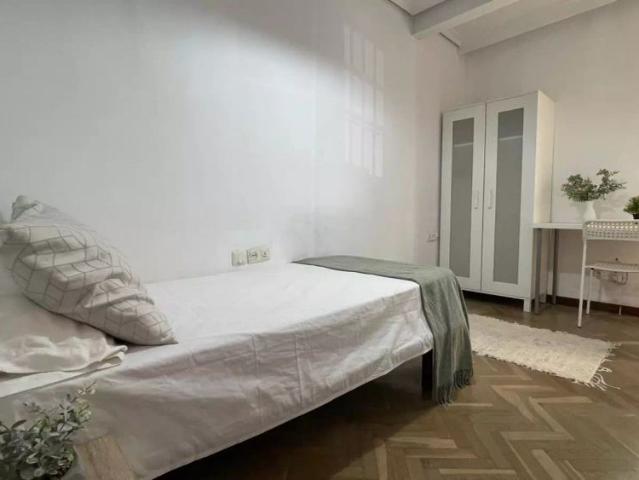 Room in a shared 10 bedroom apartment for rent in Prado Parque de Maria Luisa, students only