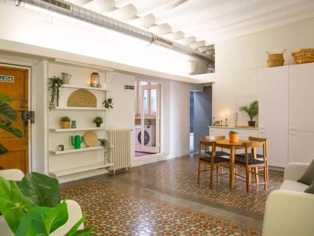 Room in a shared 10 bedroom apartment for rent in Sant Pere, suitable for professionals