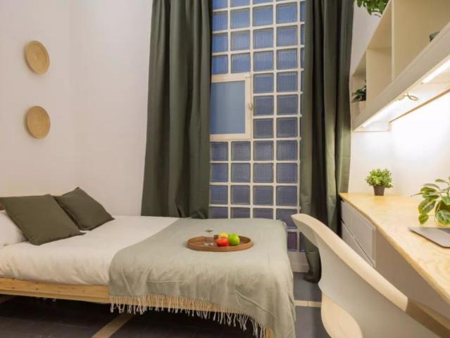 Room in a shared 10 bedroom apartment for rent in Sant Pere, suitable for professionals