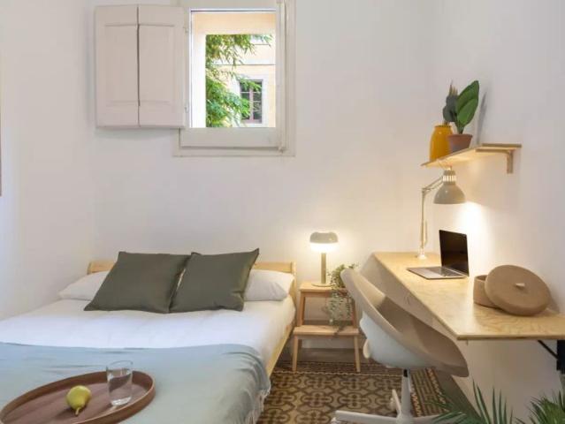 Room in a shared 10 bedroom apartment for rent in Sant Pere, suitable for professionals