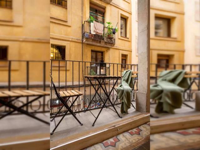 Room in a shared 10 bedroom apartment for rent in Sant Pere, suitable for professionals