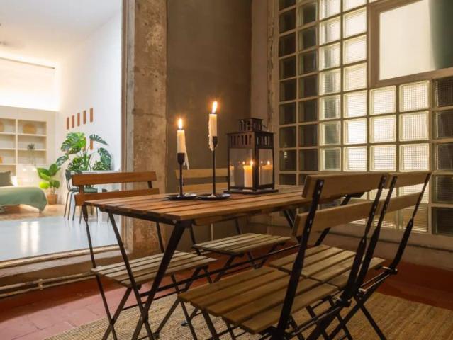 Room in a shared 10 bedroom apartment for rent in Sant Pere, suitable for professionals