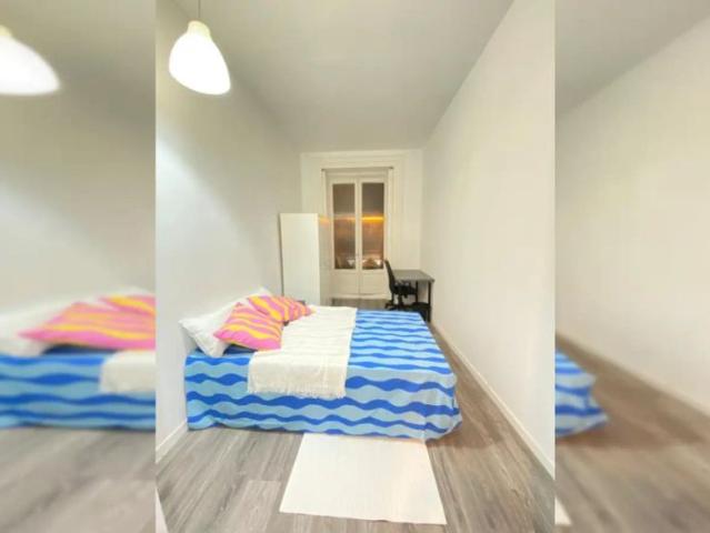 Room in a shared 10 bedroom apartment for rent in Sol