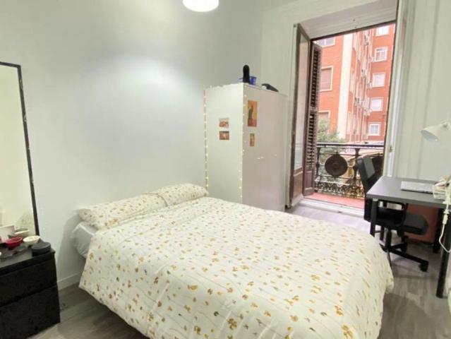 Room in a shared 10 bedroom apartment for rent in Sol