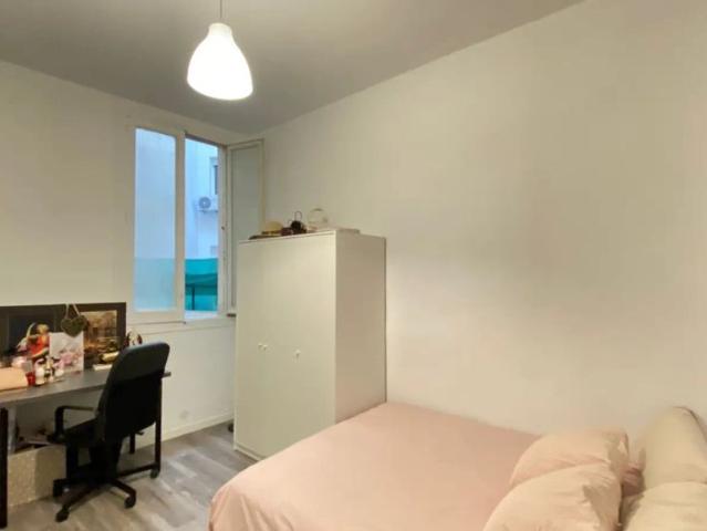 Room in a shared 10 bedroom apartment for rent in Sol