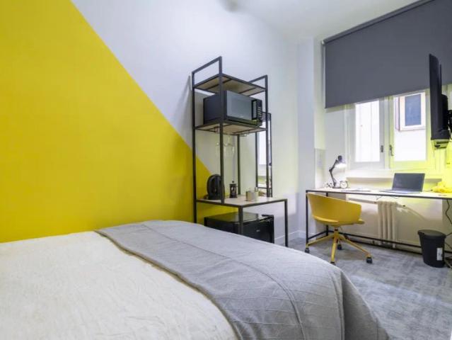 Room in a shared 10 bedroom apartment for rent in Universidad