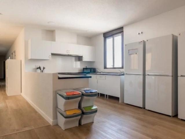 Room in a shared 11 bedroom apartment for rent in Arapiles