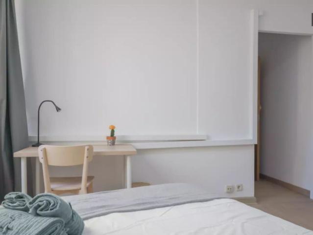 Room in a shared 11 bedroom apartment for rent in Argüelles, all bills included