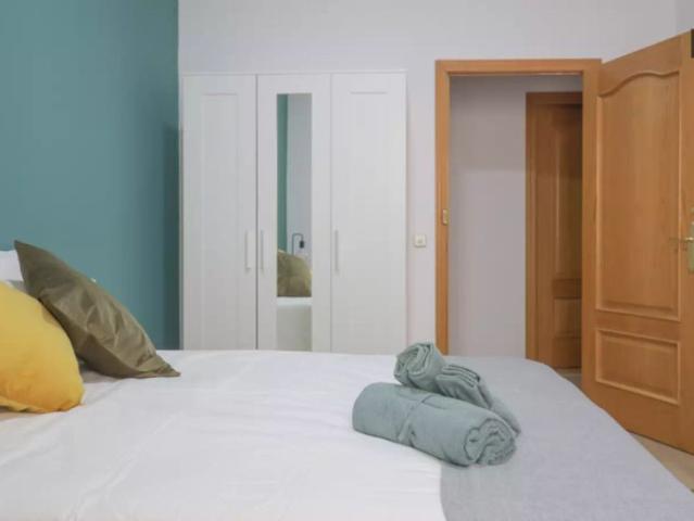 Room in a shared 11 bedroom apartment for rent in Argüelles, all bills included