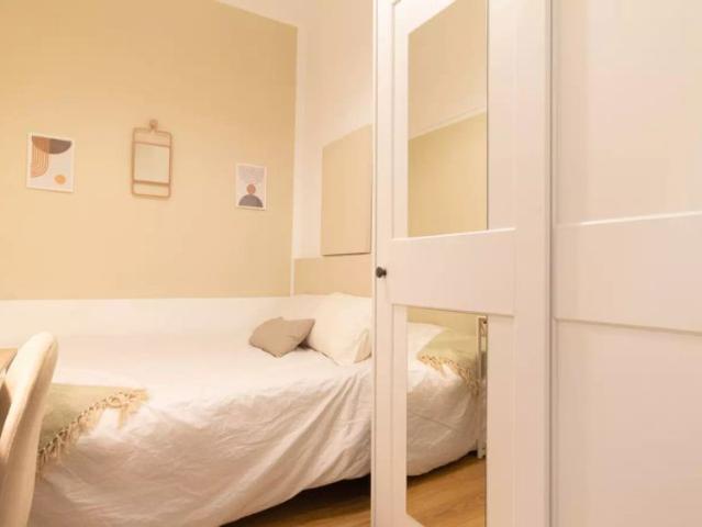 Room in a shared 11 bedroom apartment for rent in El Raval