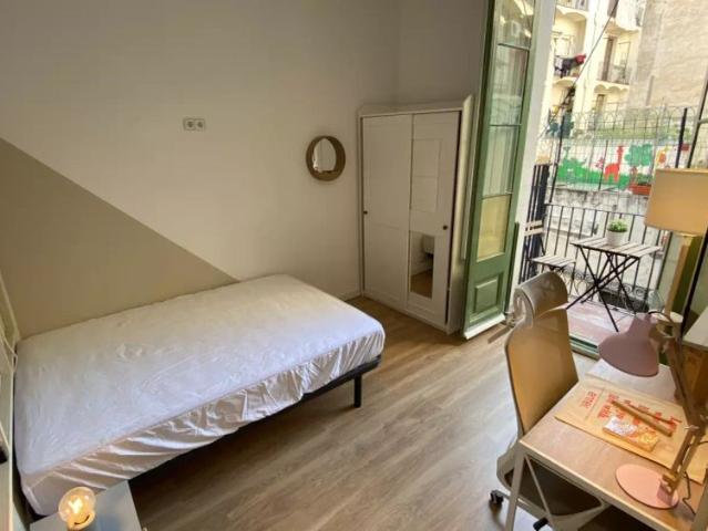 Room in a shared 11 bedroom apartment for rent in El Raval