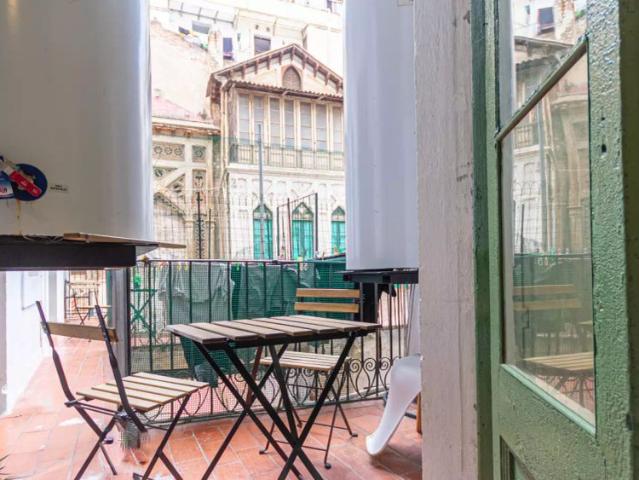 Room in a shared 11 bedroom apartment for rent in El Raval