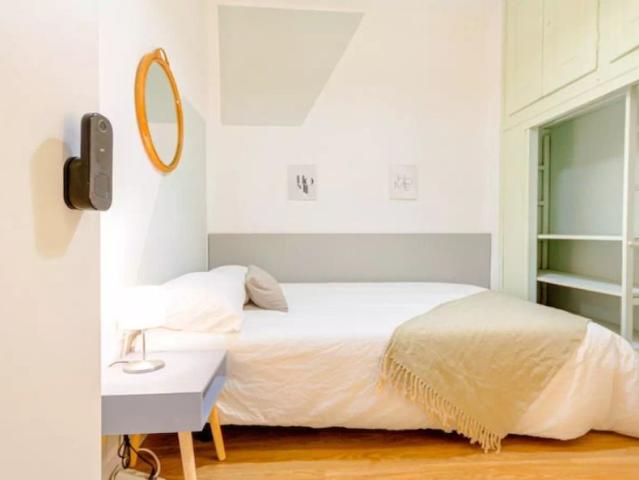 Room in a shared 11 bedroom apartment for rent in El Raval
