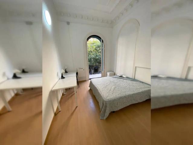 Room in a shared 11 bedroom apartment for rent in la Dreta de l'Eixample, students only