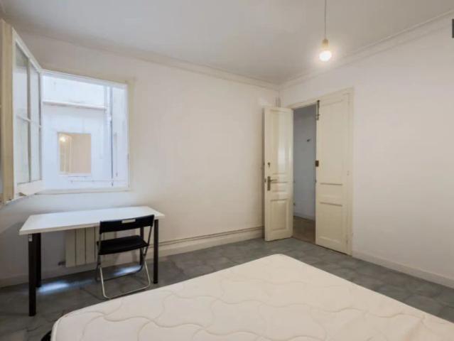 Room in a shared 11 bedroom apartment for rent in Vallcarca i els Penitents