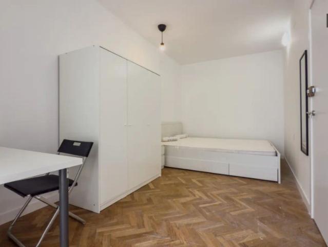 Room in a shared 11 bedroom apartment for rent in Vallcarca i els Penitents