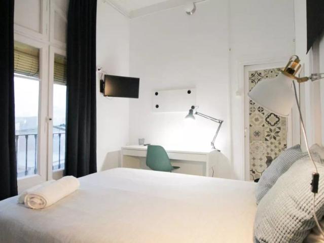 Room in a shared 11 bedroom apartment for rent in Vila de Gràcia, perfect for students and professionals