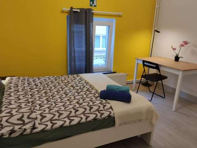 Room in a shared 11 bedroom flat for rent in Brussels