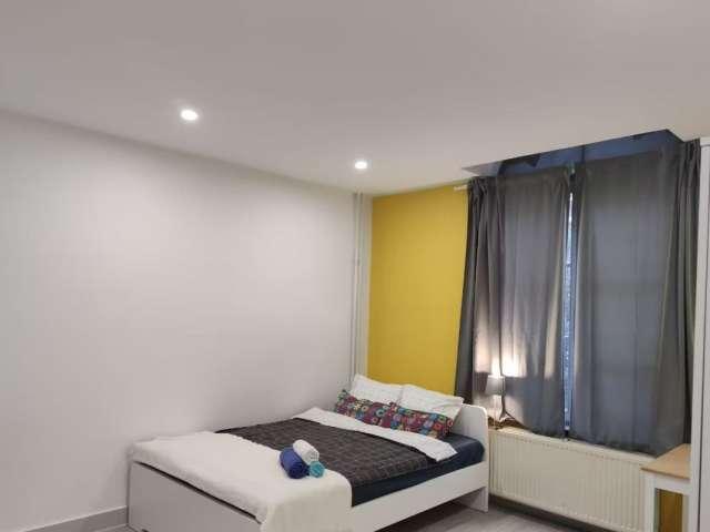 Room in a shared 11 bedroom flat for rent in Brussels