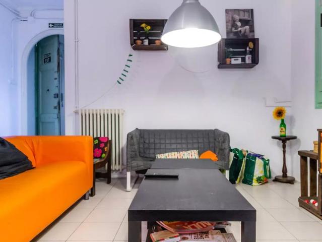 Room in a shared 12 bedroom apartment for rent in el Fort Pienc, perfect for professionals and females