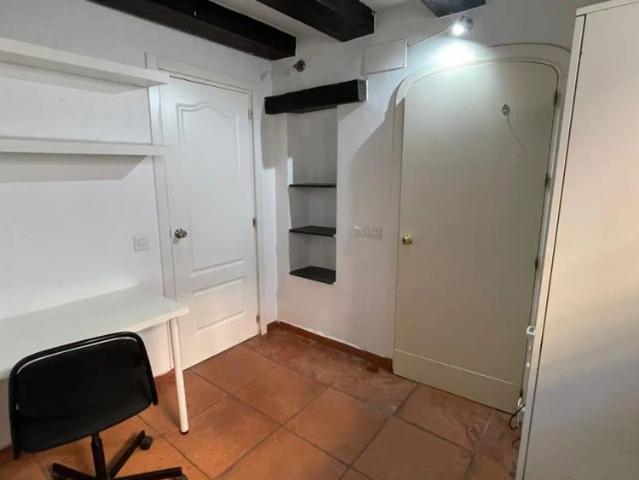 Room in a shared 12 bedroom apartment for rent in El Porvenir