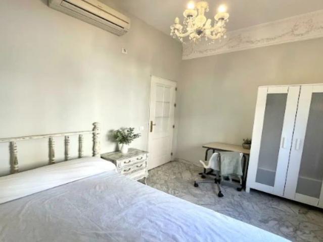 Room in a shared 12 bedroom apartment for rent in El Porvenir