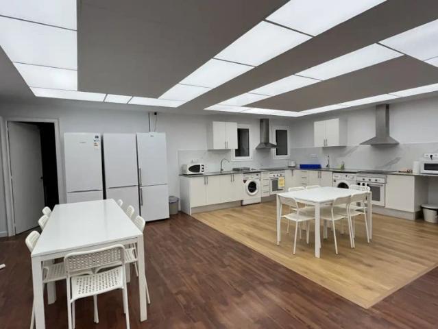 Room in a shared 13 bedroom apartment for rent in El Camp d'en Grassot i Gràcia Nova